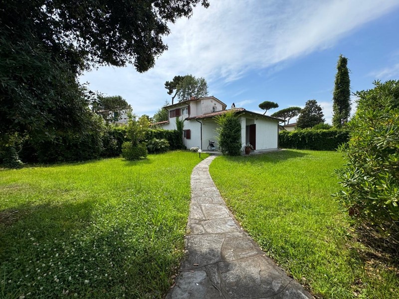 Villa bifamiliare in Affitto a Forte dei Marmi, zona Vittoria Apuana, 6'000€, 90 m², arredato