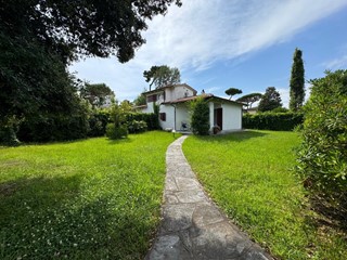 Villa bifamiliare in Affitto a Forte dei Marmi, zona Vittoria Apuana, 6'000€, 90 m², arredato
