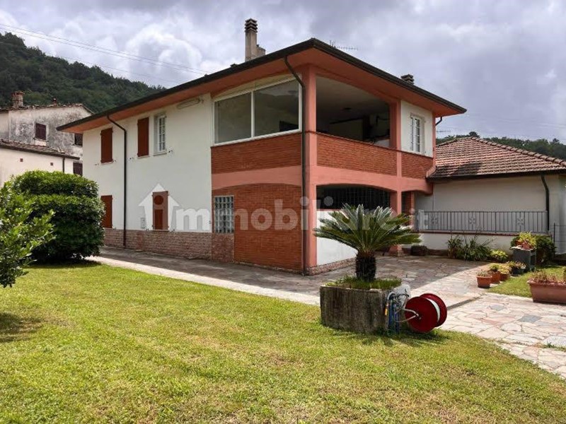 Villa in Vendita a Castelnuovo Magra, 450'000&euro;, 200 m², arredato, con Box