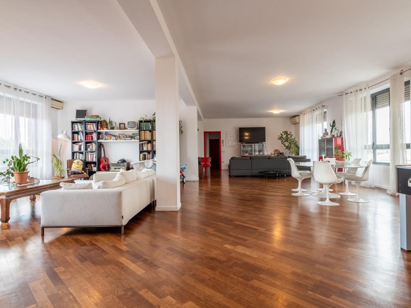 Appartamento in Vendita a Cascina, 330'000€, 350 m²