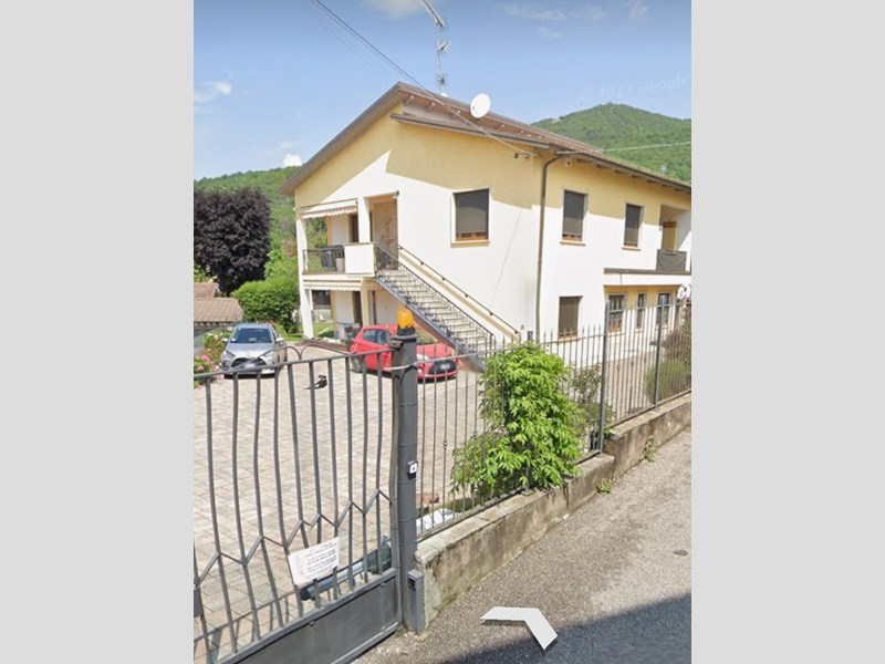 Villa bifamiliare in Vendita a Saltrio, 800'000€, 130 a piano, arredato