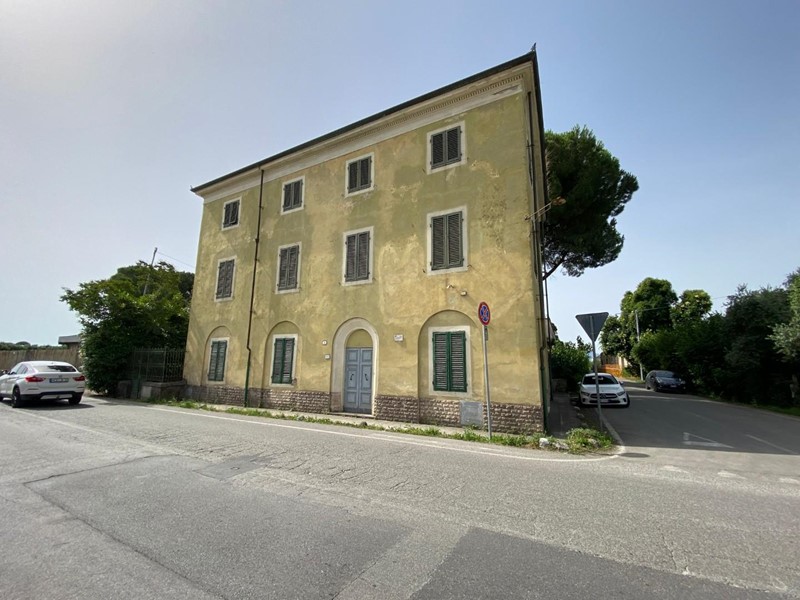 Casa Indipendente in Vendita a Lucca, zona San Pietro a Vico, 450'000€, 420 m², con Box