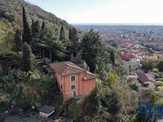 Villa in Vendita a Massa, 700'000€, 221 m²