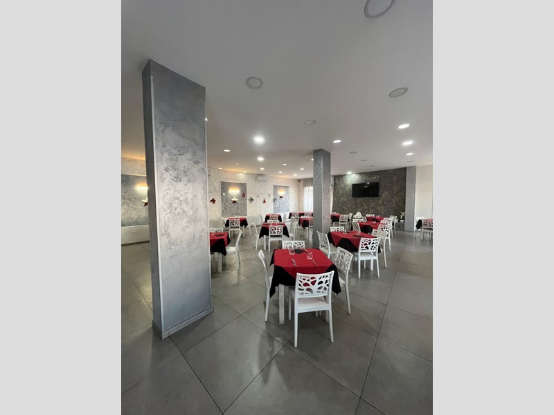 Attività commerciale in Vendita a Casoria, 90'000€, 380 m²