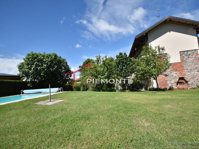 Casa Indipendente in Vendita a Agrate Conturbia, 730'000€, 406 m², con Box