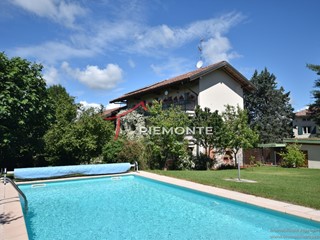 Casa Indipendente in Vendita a Agrate Conturbia, 730'000€, 406 m², con Box