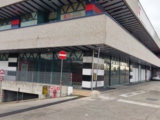 Immobile commerciale in Vendita a Civitanova Marche, 495'000€, 637 m²