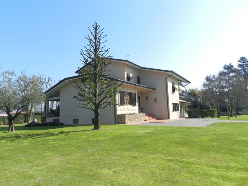 Villa in Vendita a Lucca, 850'000€, 475 m², con Box