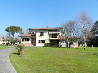 Villa in Vendita a Lucca, 850'000€, 475 m², con Box