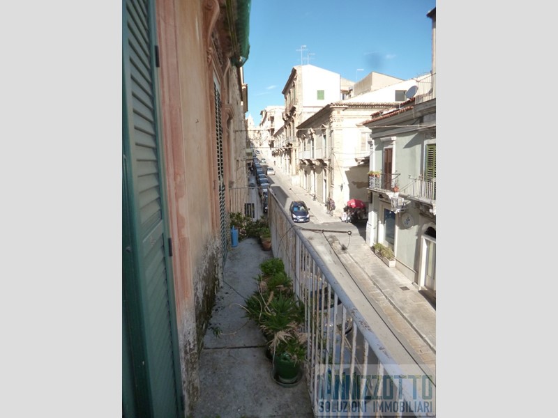 Casa Indipendente in Vendita a Ragusa, 99'000&euro;, 200 m², con Box