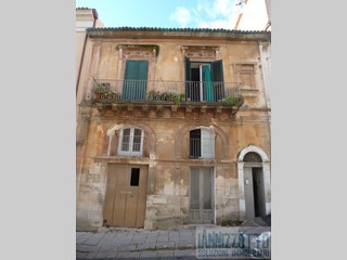 Casa Indipendente in Vendita a Ragusa, 99'000&euro;, 200 m², con Box