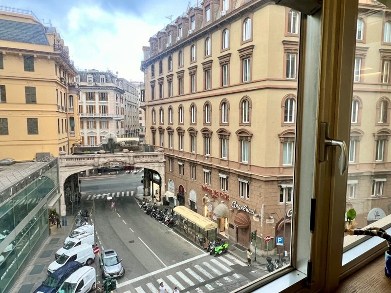 Ufficio in Vendita a Genova, zona CENTRO, 890'000€, 657 m²