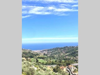 Villa bifamiliare in Vendita a Sanremo, zona San Giacomo, 510'000€, 380 m², con Box
