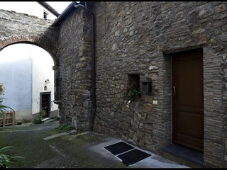 Casa Indipendente in Vendita a Capannori, zona Colle di Compito, 350'000€, 250 m²