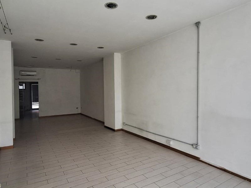 Negozio in Vendita a Coreglia Antelminelli, zona Piano di Coreglia, 80'000€, 60 m²