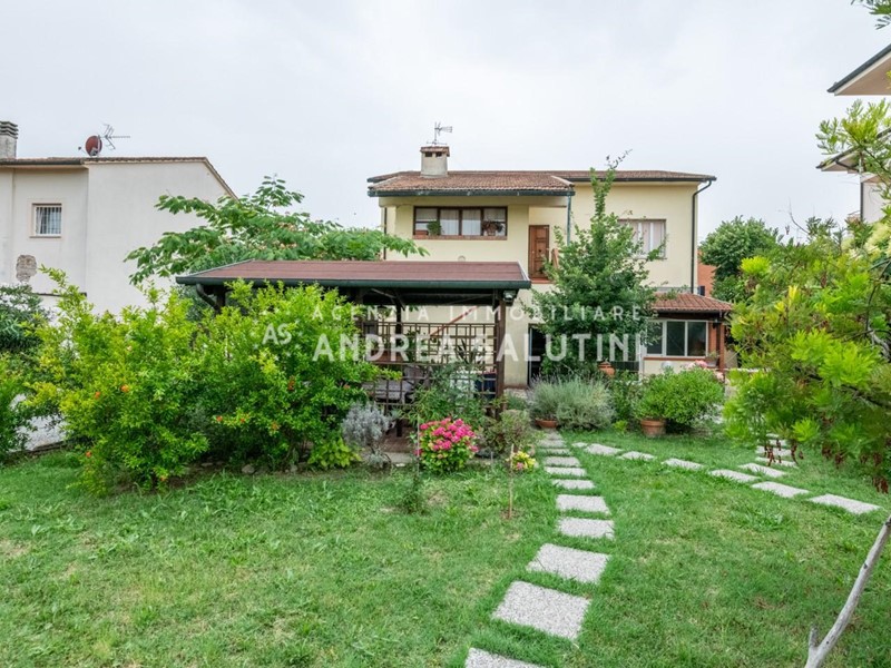 Casa Indipendente in Vendita a Ponsacco, 349'000€, 320 m²