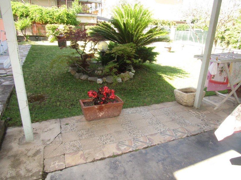 Villa bifamiliare in Vendita a Carrara, zona Marina di Carrara, 430'000€, 130 m², arredato