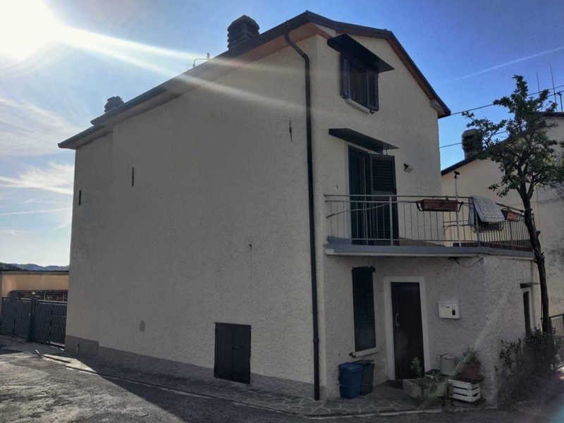 Casa Indipendente in Vendita a Varano de' Melegari, zona Vianino, 140'000&euro;, 150 m²