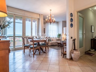 Appartamento in Vendita a Pontedera, 195'000€, 135 m², arredato, con Box