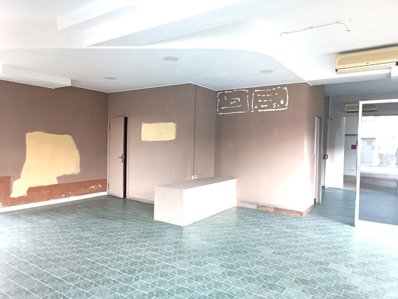 Immobile commerciale in Affitto a Barga, zona Fornaci di Barga, 800€, 135 m²