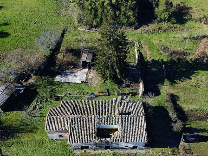 Casale in Vendita a Buti, zona Cascine, 189'000€, 340 m², con Box