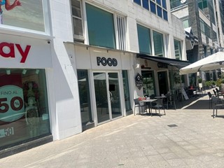 Negozio in Affitto a Napoli, 1'200€, 55 m²