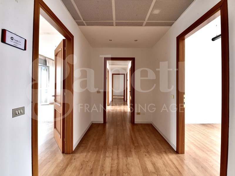 Ufficio in Vendita a Monza, 420'000€, 170 m²