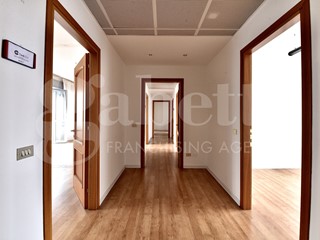 Ufficio in Vendita a Monza, 420'000€, 170 m²