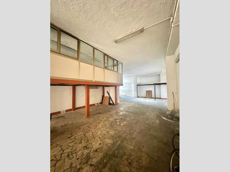 Capannone in Affitto a Napoli, 900€, 100 m²