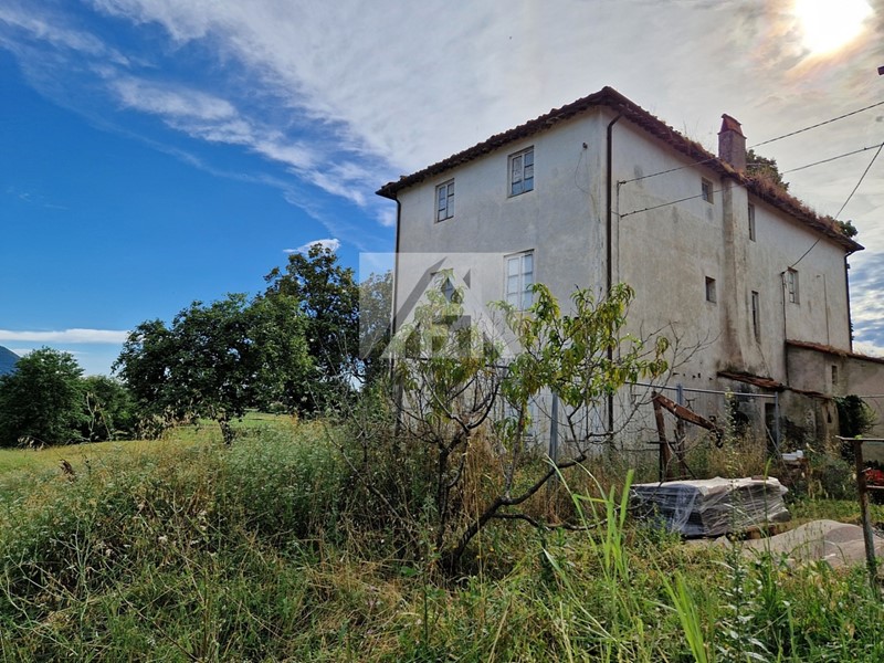 Casa Indipendente in Vendita a Lucca, zona Monte San Quirico, 700'000€, 380 m²