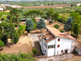 Cascina in Vendita a Falciano del Massico, zona Via Case Sparse, 350'000€, 600 m²