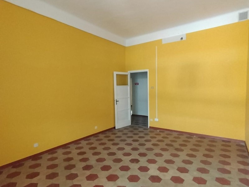 Quadrilocale in Vendita a Massa, 190'000€, 150 m²