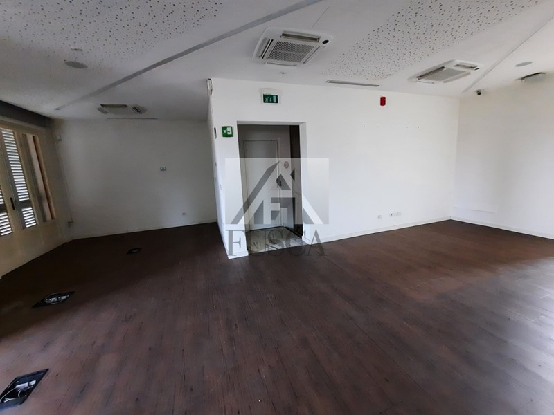 Ufficio in Affitto a Lucca, zona San Marco, 1'200€, 120 m²