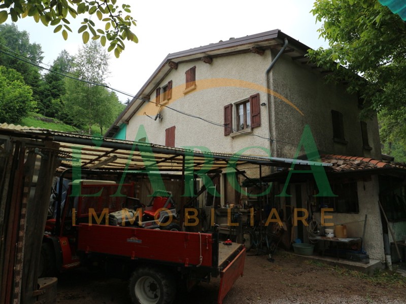 Casa Indipendente in Vendita a Marone, 320'000€, 2200 m²