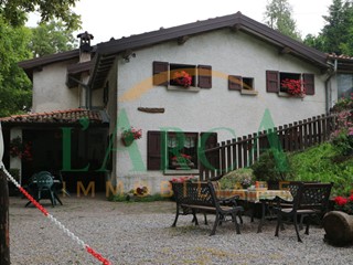 Casa Indipendente in Vendita a Marone, 320'000€, 2200 m²