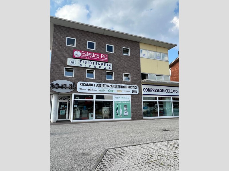 Ufficio in Affitto a Creazzo, 650€, 96 m²