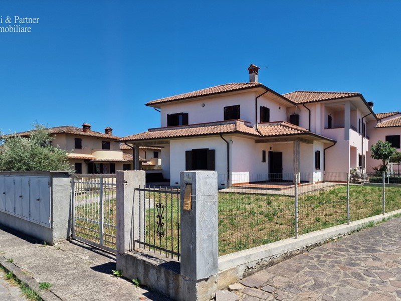 Casa Semi Indipendente in Vendita a Città della Pieve, zona Moiano, 240'000€, 180 m², con Box