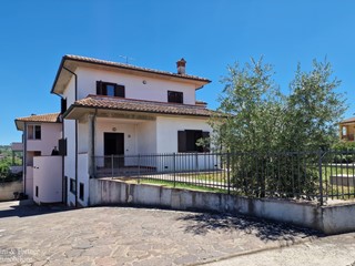 Casa Semi Indipendente in Vendita a Città della Pieve, zona Moiano, 240'000€, 180 m², con Box