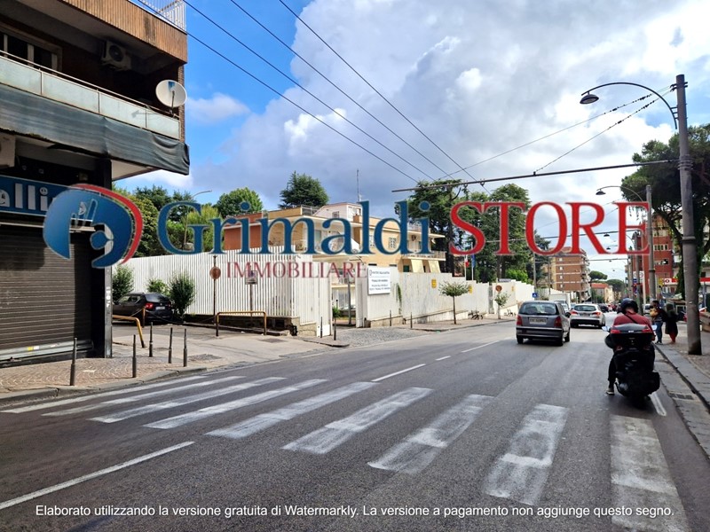 Immobile commerciale in Vendita a Napoli, 350'000€, 360 m²