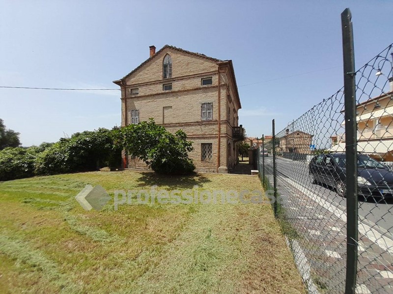 Rustico in Vendita a Sant'Elpidio a Mare, zona Periferia, 400'000€, 250 m²
