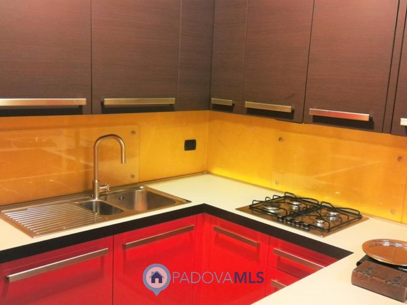 Bilocale in Vendita a Selvazzano Dentro, 140'000€, 70 m², con Box