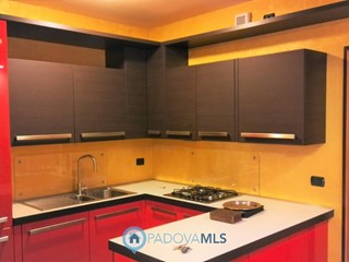 Bilocale in Vendita a Selvazzano Dentro, 140'000€, 70 m², con Box