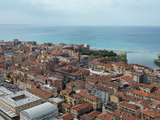 Trilocale in Vendita a Ventimiglia, zona Passeggiata Mare, 280'000€, 70 m²