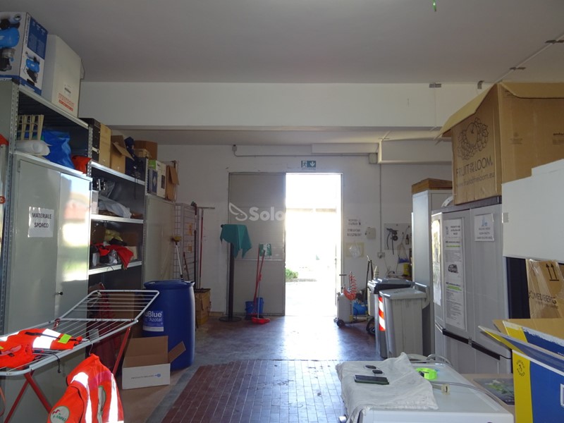 Magazzino in Affitto a Ostra, 700€, 110 m²