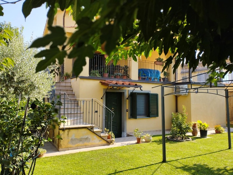 Villa in Vendita a Lucca, zona Mugnano, 420'000€, 255 m², con Box