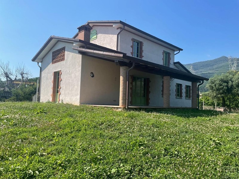 Villa in Vendita a Pietrasanta, zona Strettoia, 990'000€, 315 m², con Box