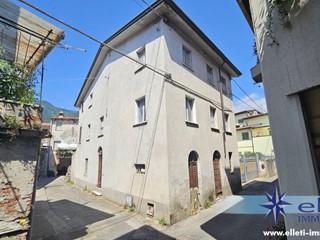 Villa bifamiliare in Vendita a Massa, 240'000€, 270 m²