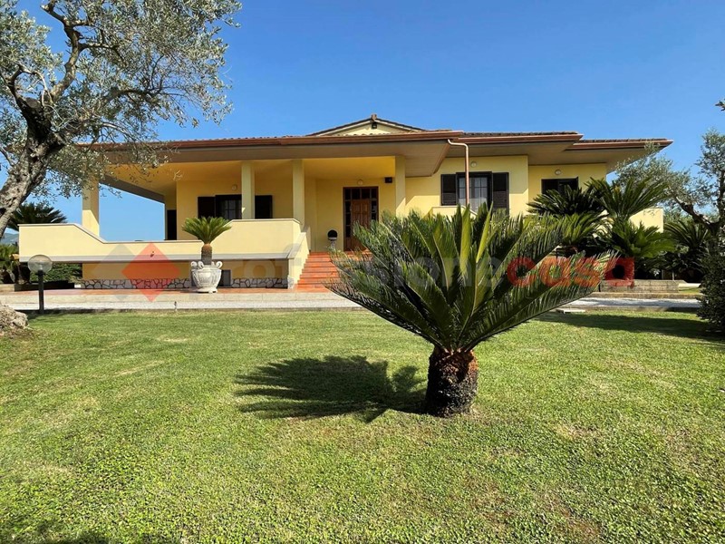 Villa in Vendita a Terracina, 565'000€, 390 m², arredato