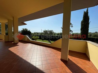 Villa in Vendita a Terracina, 565'000€, 390 m², arredato