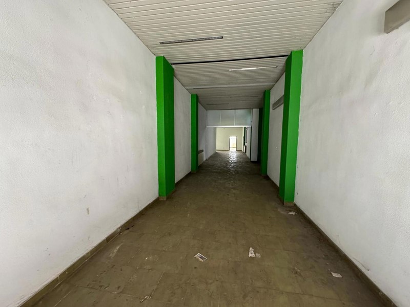 Negozio in Vendita a Bari, 250'000€, 500 m²